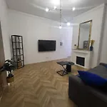 Grand T2 Cours Napoleon B アパート