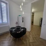 Grand T2 Cours Napoleon B アパート *