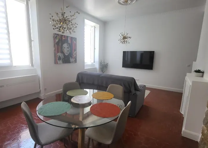 Appartement Grand T2 Cours Napoleon B Ajaccio (Corsica)