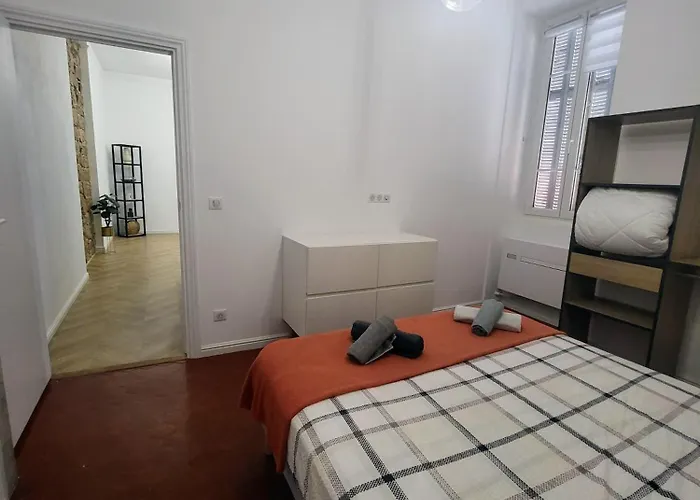 Appartement Grand T2 Cours Napoleon B *